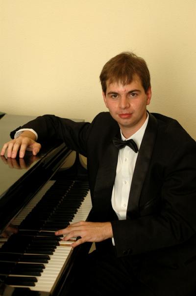 Borbély László a zongoránál_0